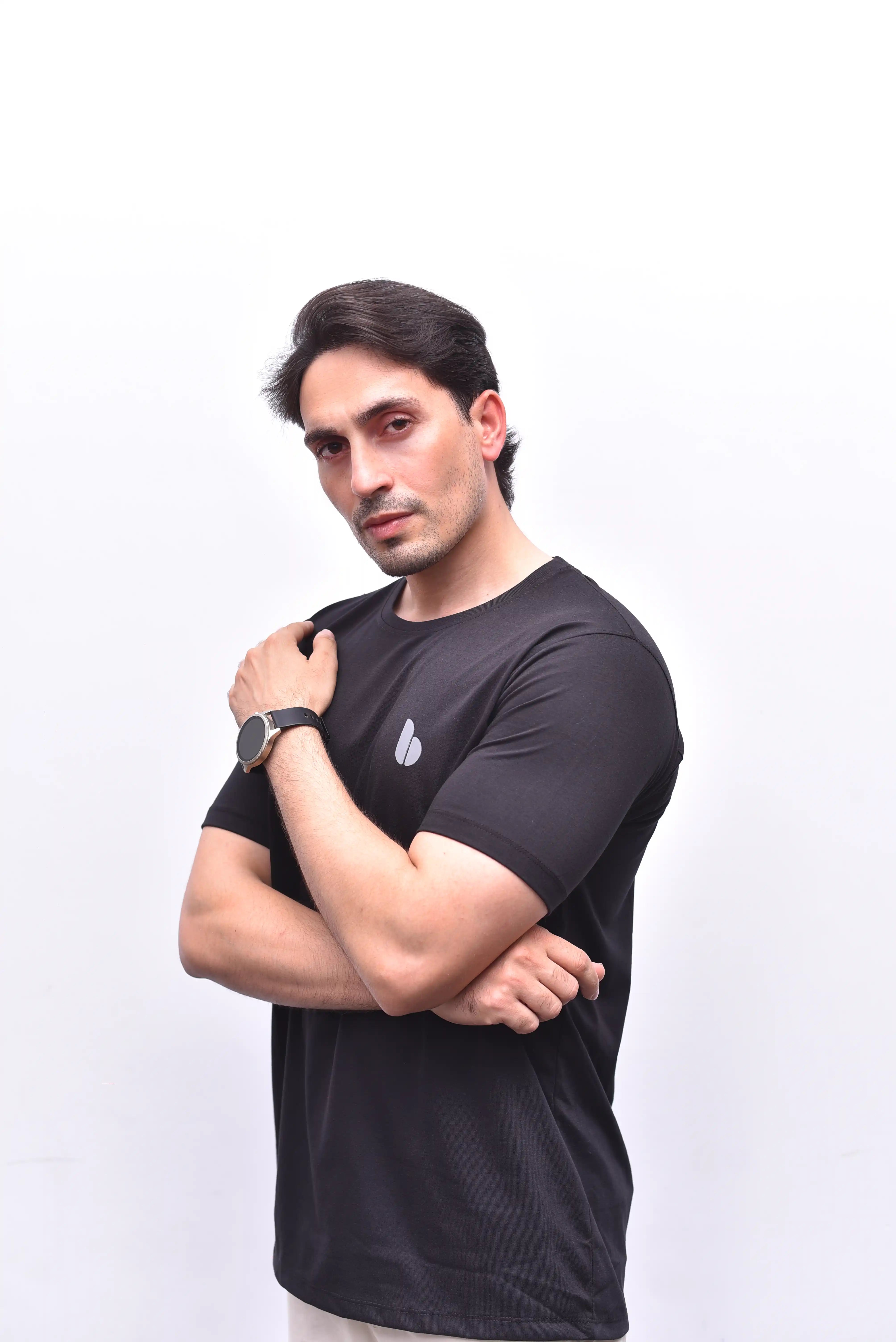 Jet Black Round Neck Tee – Essential Black T-Shirt | The Vibss